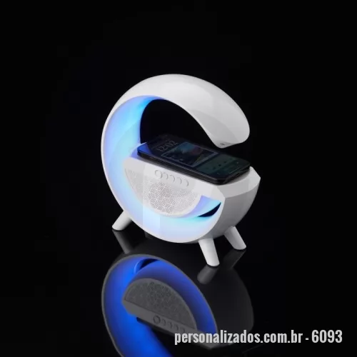 Caixa de Som com Bluetooth personalizada - Caixa de som com carregador por indução e luminária. Possui 6 modos de iluminação, opera nos modos bluetooth, rádio FM, auxiliar P2, USB e TF (cartão MicroSD). Para desfrutar do carregamento por indução (sem fio) é fundamental que o celular possua a tecnologia QI, o produto só armazena bateria para funcionamento próprio, para funcionar a indução precisa estar conectado a uma fonte de energia.