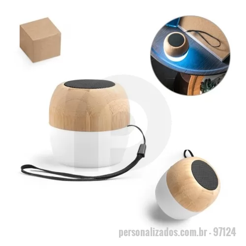 Caixa de Som com Bluetooth personalizada - Caixa de som portátil em bambu com pega em PP. Contém 3 diferentes luzes LED e transmissão sem fios BT v5.0 para se conectar ao seu dispositivo móvel. Possui uma potência de 3W, capacidade até 300 mAh e autonomia aproximada de 2 horas. Fornecido em caixa presente de papel kraft. A cor e o resultado da impressão nos materiais naturais pode variar entre produtos. Ø73 x 71 mm