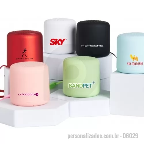 Caixa de Som com Bluetooth personalizada - Caixa de som bluetooth com conectividade TWS, material plástico. A tecnologia TWS sincroniza duas caixas de som em uma só, aumentando a potência sonora. Contém microfone embutido para atendimento de chamadas telefônicas. Base de silicone antiderrapante. Acompanha cordão de nylon e cabo USB-V8.