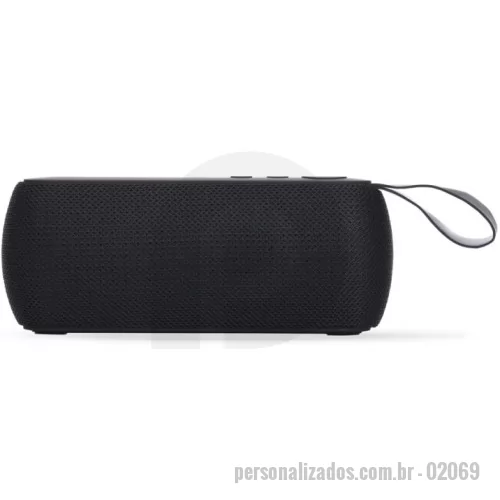 Caixa de Som com Bluetooth personalizada - Descrição: Caixa de som multimídia com estrutura em plástico, acabamento nos falantes em malha, parte inferior com borrachas antiderrapantes e alça lateral para transporte. Conta com painel de botões na parte superior, conexão Bluetooth 4.2, rádio FM e entradas para cabo auxiliar P2, cabo Micro-USB, cartão TF (microSD) e USB para pen drives que permitem a reprodução de arquivos MP3. Acompanha cabo Micro-USB.  Altura :  6 cm  Largura :  15 cm  Espessura :  4,4 cm