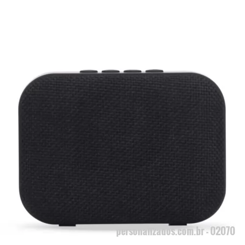 Caixa de Som com Bluetooth personalizada - Descrição: Caixa de som multimídia com estrutura em plástico, tela em malha para a proteção do alto-falante e base emborrachada antiderrapante. Possui painel de botões para controle do aparelho, conexão Bluetooth 4.2 e rádio FM, além de entradas USB-A e TF, que permitem a reprodução de arquivos MP3 armazenados em cartões microSD e pen drives. Acompanha cabo Micro USB para recarga.  Altura :  8,3 cm  Largura :  11,2 cm  Espessura :  4 cm
