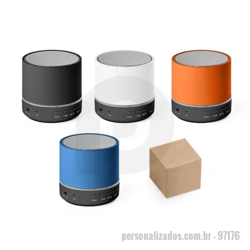 Caixa de Som com Bluetooth personalizada - Caixa de som portátil com microfone, em ABS 100% reciclado. Possui transmissão sem fios BT 5.3, potência de 3W, bateria com 400 mAh e autonomia, aproximada, de 4h30. Permite as funções de atender chamadas, leitor de cartões microSD, entrada AUX e reprodução automática via porta USB-A. Incluso cabo de carregamento USB-C. Fornecido em caixa presente de papel kraft reciclado que pode ser reutilizada como suporte de celular. A grelha é fornecida solta para pedidos não personalizados. ø60 x 58 mm | Caixa: 65 x 63 x 75 mm