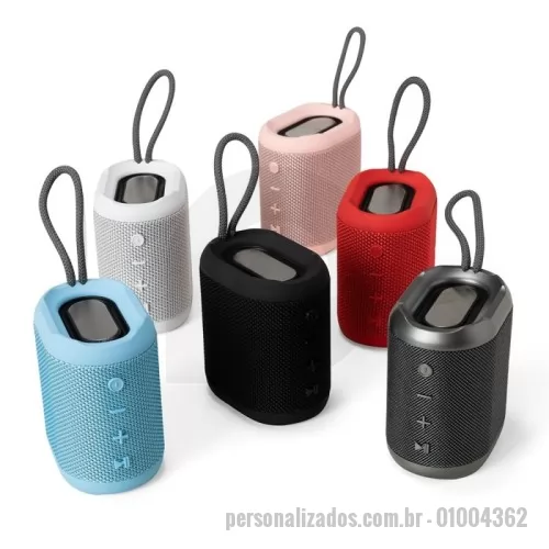 Caixa de Som com Bluetooth personalizada - Caixa de som multimídia resistente a respingos dágua feito em plástico com acabamento em tecido. Possui conexão via Bluetooth 5.0 e compatibilidade com a tecnologia TWS, que permite sincronizar duas caixas de som ao mesmo tempo. Conta ainda com modo de reprodução de arquivos MP3 a partir das entradas para cartão TF (microSD) e USB para pen drives. Acompanha cabo Micro-USB e cabo auxiliar P2.