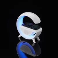 Caixa de som com carregador por indução e luminária. Possui 6 modos de iluminação, opera nos modos bluetooth, rádio FM, auxiliar P2, USB e TF (cartão MicroSD). Para desfrutar do carregamento por indução (sem fio) é fundamental que o celular possua a tecnologia QI, o produto só armazena bateria para funcionamento próprio, para funcionar a indução precisa estar conectado a uma fonte de energia.