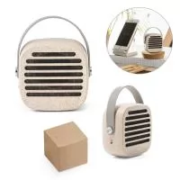 Caixa de som portátil em fibra de palha de trigo e ABS, com alça em silicone para facilitar o transporte. Possui transmissão sem fios BT v5.0, potência de 3W, bateria com 500 mAh e autonomia, aproximada, de 4h30. Incluso cabo USB. Fornecido em caixa 