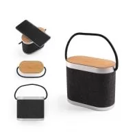 Caixa de som em bambu e poliéster 100% reciclado (rPET), com carregador por indução (wireless) na parte superior.