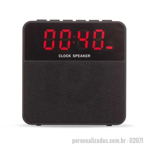Caixa de som personalizada - Caixa de Som Multimídia com relógio digital. Material emborrachado com display superior frontal, tela de proteção dos falantes em tecido, parte inferior com borrachas anti-deslizantes. Possui botões de Relógio/Alarme; Telefone/Atender chamadas; Mode; - retroceder/diminuir; + avançar/aumentar; Play/Pause/Troca; Microfone; Botão on/off; Entrada auxiliar P2; Entrada DC 5V; Entrada USB e Entrada TF (cartão MicroSD). Funções: botão Relógio/Alarme – ao pressioná-lo ele irá entrar em modo de ajuste, neste modo quando pressionado novamente ele finaliza o ajuste. Ao segurá-lo ele ativa/desativa o bluetooth, caso ajuste o horário do alarme e ele ficar congelado, segurar este botão para voltar ao horário normal; botão Telefone – quando conectado através do bluetooth basta pressionar este botão para atender e desligar a chamada; botão M/Mode – alterna entre os modos bluetooth, rádio FM(basta conectar o cabo na entrada DC 5V para utilizar com antena, após isto pressionar o botão play e irá começar 