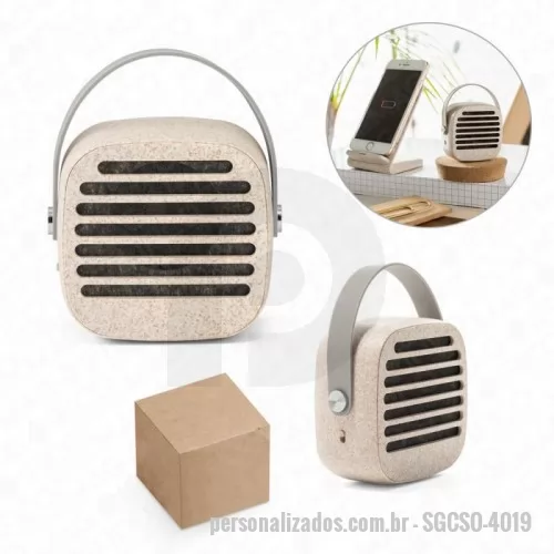 Caixa de som personalizada - Caixa de som portátil em fibra de palha de trigo e ABS com alça em silicone para facilitar o transporte, potência de 3W e transmissão por bluetooth 5.0. Tempo de reprodução de 4h30, com uma bateria de 500 mAh. Incluso cabo micro USB. Fornecido em caixa presente em papel kraft. MEDIDAS: 70 x 70 x 34 mm. Coluna verso Tampografia 1 e 2 cores medidas aproximadas: 40 x 40 mm.