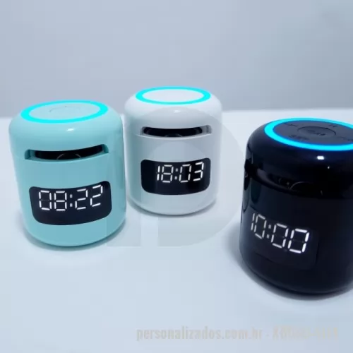 Caixa de som personalizada - Caixa de som multimídia com relógio despertador. Produzida em plástico e com borrachas antiderrapantes na área inferior, a caixa de som tem bateria de longa duração, display de LED na área frontal, e anel de led brilhante na parte superior. A caixa de som executa nos modos bluetooth, rádio FM, cartão TF-microSD e entrada auxiliar P2. Acompanha cabo USB e manual em inglês e chinês. MEDIDAS: Altura : 9 cm. Largura : 7,7 cm. Circunferência : 23,9 cm. Peso aproximado (g): 250. GRAVAÇÃO: Silk screen 1 cor.