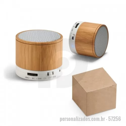 Caixa de som personalizada - Caixa de som com microfone em bambu. Transmissão por bluetooth 3.0, ligação stereo 3,5 mm e leitor de cartões TF e potência de 3W (4?). Bateria com capacidade até 300 mAh e autonomia até 3 horas. Função para atender chamadas, controle de volume, conexão à playlist do dispositivo móvel e rádio FM. Incluso cabo USB/micro USB para carregar e cabo de áudio (Jack/Jack). Fornecida em caixa presente kraft. ø60 x 52 mm