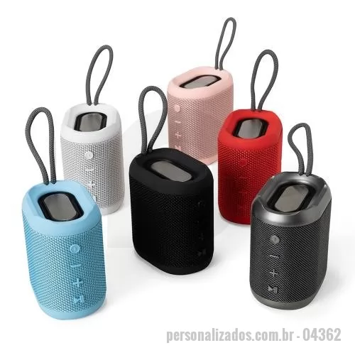 Caixa de som personalizada - Caixa de som multimídia. Material plástico resistente a água, e falantes com acabamento em tecido, possui um cordão de nylon acoplado para facilitar o transporte. A caixinha funciona nos modos Bluetooth, Radio FM, Cartão TF (Micro SD), Auxiliar e USB. Possui bateria de longa duração, com autonomia de aproximadamente 19 horas continuas de reprodução. É possível emparelhar 2 caixinhas do mesmo modelo e executar o som sincronizado em ambas. Acompanha cabo USB e cabo auxiliar P2