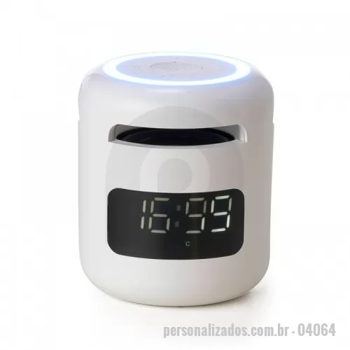 Caixa de som personalizada - Caixa de som multimídia com relógio despertador. Produzida em plástico e com borrachas antiderrapantes na área inferior, a caixa de som tem bateria de longa duração, display de LED na área frontal, e anel de led brilhante na parte superior. A caixa de som executa nos modos bluetooth, rádio FM, cartão TF-microSD e entrada auxiliar P2. Acompanha cabo USB e manual em inglês e chinês.