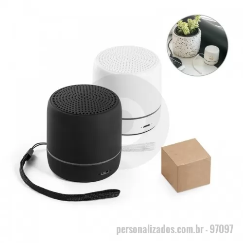 Caixa de som personalizada - Caixa de som portátil em ABS reciclado com faixa LED exterior, com transmissão BT v5.0. Tem potência de 3W (4?) e autonomia aproximada de 4 horas. Permite ainda a função para atender chamadas e conectar à playlist do dispositivo móvel. Fornecido em caixa presente de papel kraft. ø55 x 63 mm