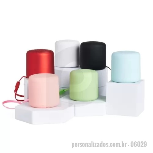 Caixa de som personalizada - Caixa de som bluetooth com conectividade TWS, material plástico. A tecnologia TWS sincroniza duas caixas de som em uma só, aumentando a potência sonora. Contém microfone embutido para atendimento de chamadas telefônicas. Base de silicone antiderrapante. Acompanha cordão de nylon e cabo USB-V8.