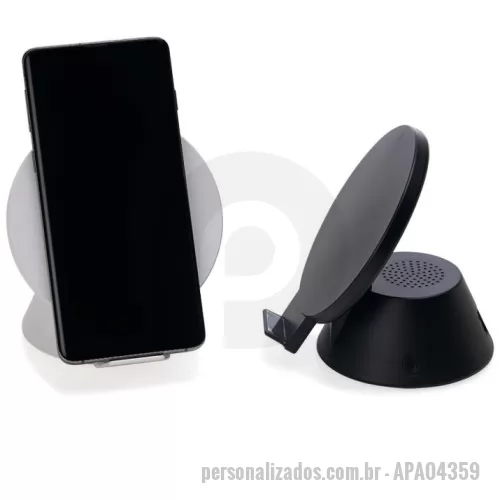 Caixa de som personalizada - Caixinha de Som bluetooth com carregador por indução. Produzido em material plástico, a caixinha possui antiderrapantes emborrachados na parte inferior, ao ser inclinado o produto também pode ser utilizado como suporte para o celular. Para desfrutar do carregamento por indução (sem fio) é fundamental que o celular possua a tecnologia QI – desta maneira é possível carregar o celular posicionando-o sob carregador, sendo necessário apenas conectar o carregador à uma fonte de energia (USB ou diretamente na tomada). Acompanha cabo USB Tipo-C.  Material: Plástico Altura :  6 cm Largura :  11,9 cm Medidas aproximadas para gravação (CxL):  9,5 cm x 9,5 cm Peso aproximado (g):  153  Voltagem de entrada: 5V,2-3.5A/9V,1.8A Frequência: 110-205Khz Potência de Saída: 10W Distância de Carregamento: 4-8mm