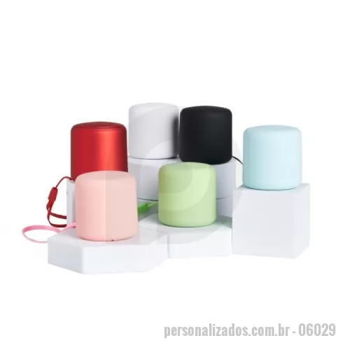 Caixa de som personalizada - Caixa de som bluetooth com conectividade TWS, material plástico. A tecnologia TWS sincroniza duas caixas de som em uma só, aumentando a potência sonora. Contém microfone embutido para atendimento de chamadas telefônicas. Base de silicone antiderrapante. Acompanha cordão de nylon e cabo USB-V8.