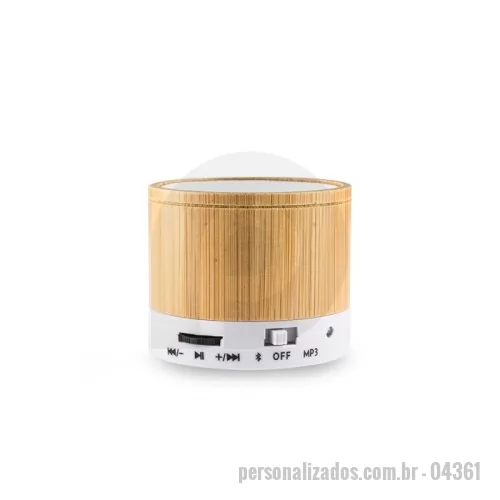 Caixa de som personalizada - Caixa de som multimídia feita em plástico e com acabamento em bambu, traz o alto-falante para parte superior e, na parte inferior lateral, um painel para ligar e desligar o aparelho, entradas para cartão TF (MicroSD) e Micro-USB, além dos botões de ativação da conexão via bluetooth, reprodução de arquivos em formato MP3 e rádio FM. Acompanha cabo Micro USB.