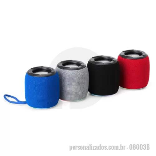 Caixa de som personalizada - Caixa de Som Multimídia TWS com Luzes RGB – Som, Estilo e Tecnologia em um Só Produto  Descrição: Caixa de som multimídia com iluminação RGB em 7 modos dinâmicos, proporcionando um visual moderno e envolvente. Possui conexão Bluetooth com tecnologia TWS, permitindo sincronizar duas caixas simultaneamente para uma experiência sonora ampliada. Conta ainda com rádio FM e reprodução de arquivos MP3 via cartão MicroSD ou pen drive. Acompanha cordão de nylon, cabo micro USB (V8) e plaquinha de alumínio para personalização.  Especificações: Altura: 8,9 cm Comprimento: 8,6 cm Circunferência: 17 cm Área de gravação: 1 x 3 cm (plaquinha) Peso: 253 g  Versátil e moderna, é perfeita para uso pessoal, eventos ou como brinde tecnológico de alto impacto.