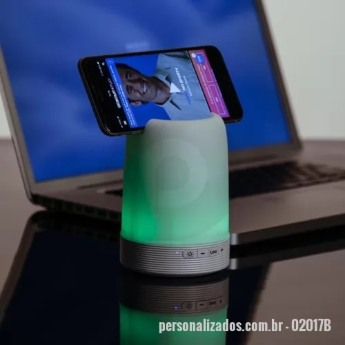 Caixa de som personalizada - Caixa de som Personalizada - 02017B - O ChatGPT disse:  Caixa de Som Multimídia com Porta-Caneta e Luminária – Design Funcional e Moderno  Descrição: Caixa de som multimídia com luzes embutidas, suporte para celular e porta-caneta integrados. Produzida em plástico resistente na cor branca fosca, possui falante vazado na parte superior e base branca leitosa com linhas em relevo. Conta com borracha antiderrapante na parte inferior e alça de alumínio para fácil transporte.  Especificações: Altura: 14,1 cm Largura: 9,8 cm Circunferência: 30,5 cm Área de gravação: 9 x 8 cm Peso: 426 g  Versátil e sofisticada, é perfeita para escritórios, home office ou como brinde corporativo funcional e elegante. - 178279 - Caixa de som