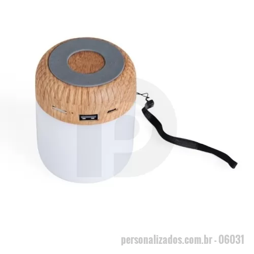 Caixa de som personalizada - Caixa de som Personalizada - 06031 - Caixa de som multimídia sem fio em plástico com detalhes que remetem à textura de madeira e um anel antiderrapante colado à base. Conta com iluminação em LED e painel de botões para alternância entre os modos Bluetooth, rádio FM e reprodução de arquivos MP3 a partir das entradas para cartão TF (microSD) e USB para pen drives. Acompanha cabo USB-C para carregamento. - 179194 - Caixa de som