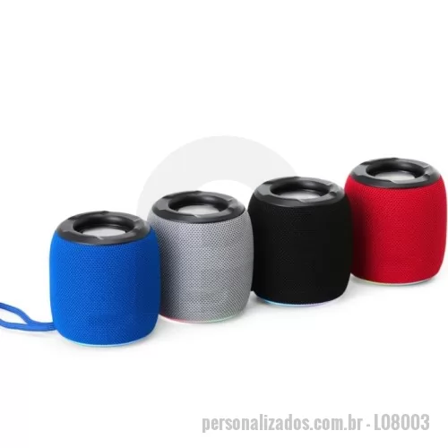 Caixa de som personalizada - Caixa de som multimídia com iluminação RGB em 7 modos dinâmicos. Oferece conexão Bluetooth com tecnologia TWS para sincronizar duas caixas simultaneamente. Conta ainda com rádio FM e reprodução de arquivos MP3 via cartão MicroSD ou pen drive. Acompanha cordão de nylon, cabo micro USB (V8) e plaquinha de alumínio para personalização.  Altura :  8,9 cm  Comprimento :  8,6 cm  Circunferência :  27 cm