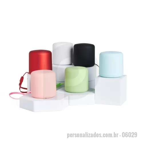 Caixa de som personalizada - Caixa de som bluetooth com conectividade TWS, material plástico. A tecnologia TWS sincroniza duas caixas de som em uma só, aumentando a potência sonora. Contém microfone embutido para atendimento de chamadas telefônicas. Base de silicone antiderrapante. Acompanha cordão de nylon e cabo USB-V8.  Altura: 4,7 cm Largura: 4,6 cm Circunferência: 14,5 cm