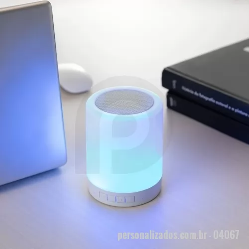 Caixa de som personalizada - Caixa de som Personalizada - 04067 - Caixa de som multimídia sem fio com iluminação em LED acionada por toque. Com estrutura em plástico resistente, apresenta painel de botões para troca de faixas e alternância dos modos Bluetooth, Rádio FM e reprodução de MP3 via pen drive ou cartão MicroSD via entradas USB e cartão de memória, além de base com alça de alumínio para transporte. Acompanha cabo USB-C e cabo Auxiliar P2.  Altura: 12 cm Largura: 9,3 cm Circunferência: 29,5 cm - 180175 - Caixa de som