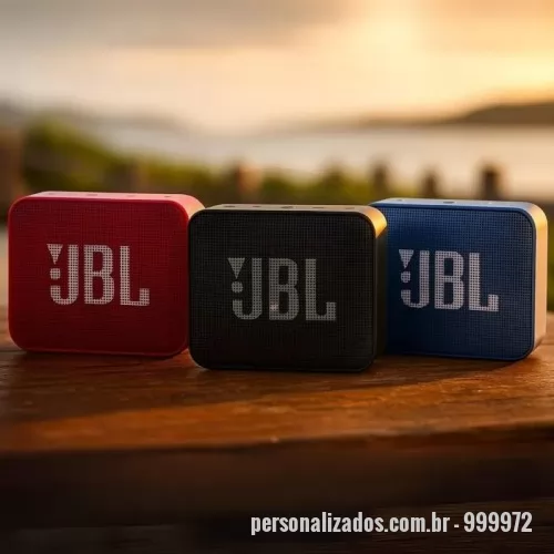 Caixa de som personalizada - A JBL Go Essential é uma caixa de som portátil e ultracompacta com Bluetooth. Reproduza suas músicas através de Bluetooth por até cinco horas de som com a qualidade profissional JBL. Mergulhe com seu design à prova d’água IPX7. Disponível em 3 cores vibrantes, a Go Essential é a caixa de som perfeita para levar sua música a qualquer lugar.