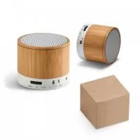 Caixa de som com microfone em bambu. Transmissão por bluetooth 3.0, ligação stereo 3,5 mm e leitor de cartões TF e potência de 3W (4?). Bateria com capacidade até 300 mAh e autonomia até 3 horas. Função para atender chamadas, controle de volume, conexão à playlist do dispositivo móvel e rádio FM. Incluso cabo USB/micro USB para carregar e cabo de áudio (Jack/Jack). Fornecida em caixa presente kraft. ø60 x 52 mm