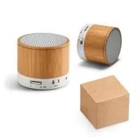 Caixa de som com microfone. Bambu. Com transmissão por bluetooth, ligação stereo 3,5 mm e leitor de cartões TF. Autonomia até 3h. Capacidade: 300mAh. Função para atender chamadas, controle de volume, conexão à playlist do dispositivo móvel e rádio FM. Incluso cabo USB/micro USB para carregar. Fornecida em caixa presente kraft. 