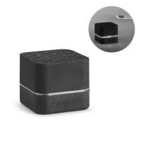 Caixa de som. ABS. Acabamento emborrachado. Luz LED no seu interior. Transmissão por bluetooth. Personalizável com logotipo iluminado. Autonomia: > 2h. Bateria: 300mAh. Inclui cabo USB - micro USB para carregamento. Fornecida em caixa.