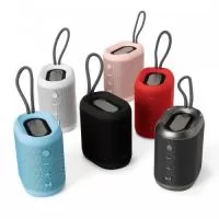 Caixa de som multimídia. Material plástico resistente a água, e falantes com acabamento em tecido, possui um cordão de nylon acoplado para facilitar o transporte. A caixinha funciona nos modos Bluetooth, Radio FM, Cartão TF (Micro SD), Auxiliar e USB. Possui bateria de longa duração, com autonomia de aproximadamente 19 horas continuas de reprodução. É possível emparelhar 2 caixinhas do mesmo modelo e executar o som sincronizado em ambas. Acompanha cabo USB e cabo auxiliar P2    Medidas: Altura :  10,5 cm x Largura :  9,6 cm   Peso aproximado (g):  300  