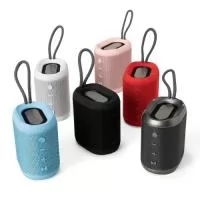 Caixa de som multimídia. Material plástico resistente a água, e falantes com acabamento em tecido, possui um cordão de nylon acoplado para facilitar o transporte. A caixinha funciona nos modos Bluetooth, Radio FM, Cartão TF (Micro SD), Auxiliar e USB. Possui bateria de longa duração, com autonomia de aproximadamente 35 horas continuas de reprodução. É possível emparelhar 2 caixinhas do mesmo modelo e executar o som sincronizado em ambas. Acompanha cabo USB e cabo auxiliar P2  Altura :  10,5 cm  Largura :  9,6 cm