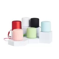 Caixa de Som Bluetooth TWS – Compacta, Potente e Moderna  Descrição: Caixa de som Bluetooth com tecnologia TWS, fabricada em material plástico resistente. Permite sincronizar duas unidades simultaneamente, ampliando a potência e qualidade do som. Possui microfone embutido para atendimento de chamadas telefônicas e base de silicone antiderrapante para maior estabilidade. Acompanha cordão de nylon e cabo USB-V8 para recarga.  Especificações: Altura: 4,7 cm Largura: 4,5 cm Circunferência: 14 cm Área de gravação: 3,2 x 2 cm Peso: 91 g  Leve e funcional, é ideal para uso pessoal, viagens, ambientes externos ou como brinde tecnológico e moderno.