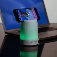 O ChatGPT disse:  Caixa de Som Multimídia com Porta-Caneta e Luminária – Design Funcional e Moderno  Descrição: Caixa de som multimídia com luzes embutidas, suporte para celular e porta-caneta integrados. Produzida em plástico resistente na cor branca fosca, possui falante vazado na parte superior e base branca leitosa com linhas em relevo. Conta com borracha antiderrapante na parte inferior e alça de alumínio para fácil transporte.  Especificações: Altura: 14,1 cm Largura: 9,8 cm Circunferência: 30,5 cm Área de gravação: 9 x 8 cm Peso: 426 g  Versátil e sofisticada, é perfeita para escritórios, home office ou como brinde corporativo funcional e elegante.