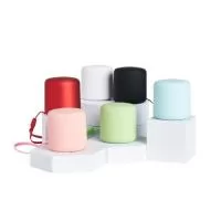Caixa de som bluetooth com conectividade TWS, material plástico. A tecnologia TWS sincroniza duas caixas de som em uma só, aumentando a potência sonora. Contém microfone embutido para atendimento de chamadas telefônicas. Base de silicone antiderrapante. Acompanha cordão de nylon e cabo USB-V8.  Altura: 4,7 cm Largura: 4,6 cm Circunferência: 14,5 cm