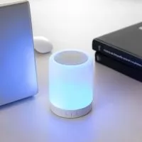 Caixa de som multimídia sem fio com iluminação em LED acionada por toque. Com estrutura em plástico resistente, apresenta painel de botões para troca de faixas e alternância dos modos Bluetooth, Rádio FM e reprodução de MP3 via pen drive ou cartão MicroSD via entradas USB e cartão de memória, além de base com alça de alumínio para transporte. Acompanha cabo USB-C e cabo Auxiliar P2.  Altura: 12 cm Largura: 9,3 cm Circunferência: 29,5 cm