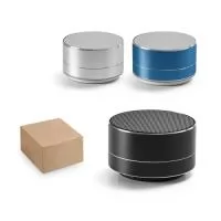 Caixa de som portátil com microfone, em alumínio 100% reciclado e detalhes em ABS 100% reciclado. Transmissão sem fios BT v5.0 e leitor de cartões microSD com 3W. Bateria com 400 mAh e autonomia aproximada de 3h. Função para atender chamadas, controle de volume e conexão à playlist do dispositivo móvel. Incluso cabo USB para carregar. Fornecido em caixa presente de papel kraft reciclado.  Dimensões do produto: ø71 x 42 mm | Caixa: 80 x 80 x 60 mm