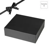 Caixa para Presente tamanho Grande. Em papelão preto fosco com fundo automático. Superfície da caixa: papel 300g, branco por dentro e preto por fora, micro ondulado de 220g. Medidas: 37x33x11 cm. *Fita de cetim NÃO inclusa.