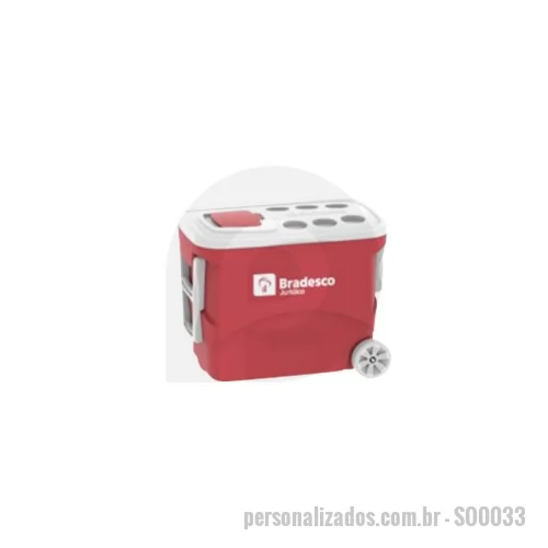 Caixa térmica personalizada - Caixa Isotérmica Modelo Tropical com Capacidade de 50 Litros com Alça e 2 Rodas para facilitar o transporte, com paredes duplas em polietileno de alta densidade (PEAD) e uma espessa camada intermediária em PU expandido, proporciona excelente capacidade de isolamento térmico com até 25 horas de conservação, corpo disponível nas cores preto com tampa preta, vermelho ( 17 ) e azul ( 55 ) alças laterais retráteis e tampa brancas fixa por encaixe com 6 orifícios que facilita o colocação de alimentos, porta copos ou latas e acesso exclusivo por tampa menor articulável com design moderno, comporta além de 50 litros, 11 garrafas de 2 litros, 12 garrafas de cerveja de 1 litro, 56 latinhas de 473 ml e 72 latinhas de 350 ml, logotipo estampado em apenas uma cor na lateral ( opcional na outra face = + R$ 1,50 )  tem garantia de 90 dias, acompanha manual de uso e manutenção e é embalado em caixa individual de papelão. 