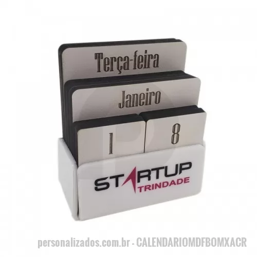 Calendário de mesa personalizado - Calendário em MDF Branco + Box acrílico. Medidas: 50x90x105 mm Embalados individualmente.