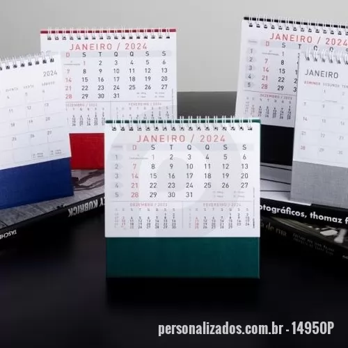 Calendário de mesa personalizado - Calendário de mesa 2024 em papel couche 115g, base percalux.  Altura :  16,1 cm  Profundidade :  7,7 cm  Comprimento :  15,5 cm  Medidas aproximadas para gravação (CxL):  4,2 cm x 14,5 cm  Peso aproximado (g):  125