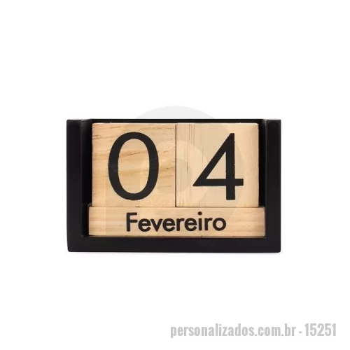 Calendário de mesa personalizado - Um calendário permanente em madeira que oferece minimalismo e elegância para qualquer ambiente. Dividido em um par de cubos com números dos dias do mês e outros três retângulos com os nomes dos meses, este é um calendário de montagem fácil e intuitiva através de seus blocos, contribuindo para uma rotina mais organizada enquanto serve como um elegante ornamento para mesas, estantes, prateleiras e outros espaços abertos.