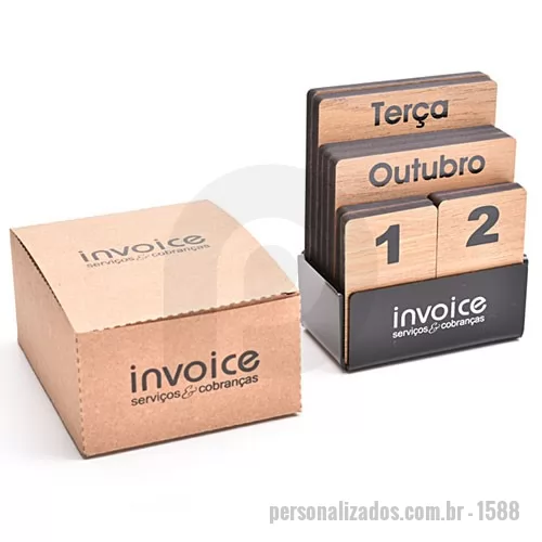Calendário personalizado - Calendário permanente produzido em madeira MDF de 6 mm com base de acrílico, formato 8,5x10x5 cm. Produto acondicionado em caixa de papel kraft 350 g com personalização silkscreen a 1 cor na tampa e na base de acrílico.. 