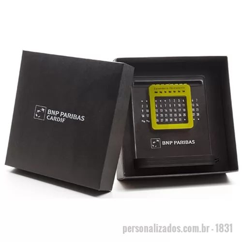 Calendário personalizado - Calendário permanente de LED produzido em acrílico de 6 mm com base em madeira MDF revestida, formato 13x15,3x3,5 cm com alimentação USB. Produto acondicionado em caixa de papel kraft 350 g 19x19x5,5 cm com personalização silkscreen a 1 cor na tampa e no totem de acrílico. 