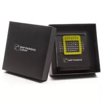 Calendário permanente de LED produzido em acrílico de 6 mm com base em madeira MDF revestida, formato 13x15,3x3,5 cm com alimentação USB. Produto acondicionado em caixa de papel kraft 350 g 19x19x5,5 cm com personalização silkscreen a 1 cor na tampa e no totem de acrílico. 