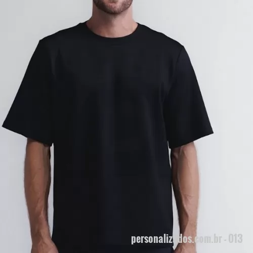 Camiseta personalizada - Uma proposta descontraída com caimento estruturado que incorpora a estética urbana. Seu ajuste é intencionalmente grande, com mangas mais compridas e os benefícios essenciais Insider: maciez, propriedade termorreguladora, ação anti odor e não desbota. É um item para ser usado como masculino ou feminino, ultra versátil para diversas composições conforme a sua criatividade.  