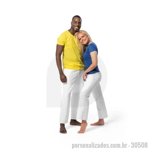 Camiseta personalizada - Camiseta unissex de corte regular em malha 100% algodão (135 g/m2) com fio 30/1 misto. Com gola em ribana 1,5x1,5 com fita de reforço e com costura dupla nas mangas, barra de fundo e laterais. Produto contém certificação ABVTEX. Fabricado no Brasil. Tamanhos: P, M, G, GG, XGG