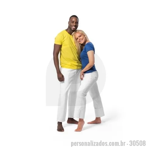 Camiseta personalizada - Camiseta unissex de corte regular em malha 100% algodão (135 g/m2) com fio 30/1 misto. Com gola em ribana 1,5x1,5 com fita de reforço e com costura dupla nas mangas, barra de fundo e laterais. Produto contém certificação ABVTEX . Tamanhos: P, M, G, GG, XGG  Caixa exterior (m): 0,190X0,460X0,558 Peso da caixa (Kg.): 8.400 Peso do Produto (g.): 1 Caixa Exterior (Un.): 50 Caixa interior (Un.): 25 NCMS: 61091000 Packing após gravação: Polybag Certificados: ABVTEX País de origem: Brasil