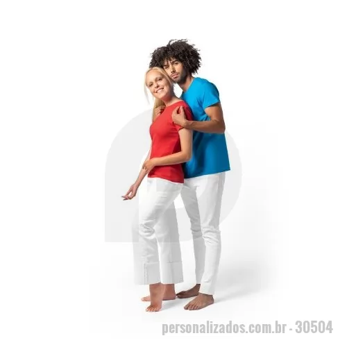 Camiseta personalizada - Camiseta unissex de corte regular em malha 100% algodão (165 g/m2) com fio 30/1 misto. Com gola em ribana 1,5x1,5 com fita de reforço e com costura dupla nas mangas, barra de fundo e laterais. Produto contém certificação ABVTEX . Tamanhos: P, M, G, GG, XGG  Caixa exterior (m): 0,190X0,460X0,554 Peso da caixa (Kg.): 8.400 Peso do Produto (g.): 1 Caixa Exterior (Un.): 50 Caixa interior (Un.): 25 NCMS: 61091000 Packing individual: Polybag de 10 un. Packing após gravação: Polybag Certificados: ABVTEX País de origem: Brasil